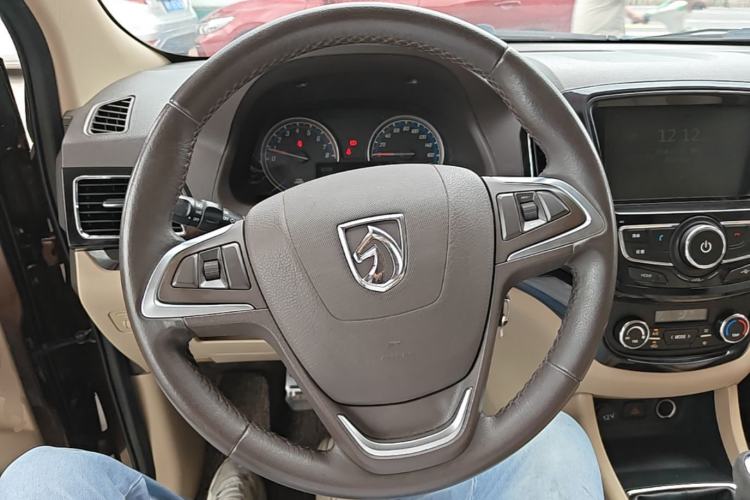 Used Baojun 730 2014 1.5L manual luxury trim 7 seats Steering Wheel