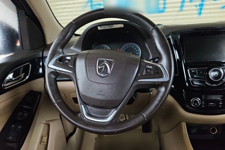 Used Baojun 730 2014 1.5L manual luxury trim 7 seats Steering Wheel
