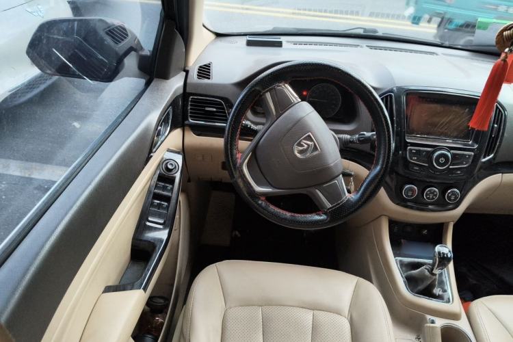 Used Baojun 730 2014 1.5L manual Comfort ESP version 7 seats Steering Wheel
