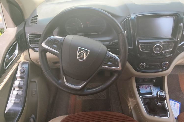 Used Baojun 730 2014 1.5L manual luxury trim 7 seats Steering Wheel