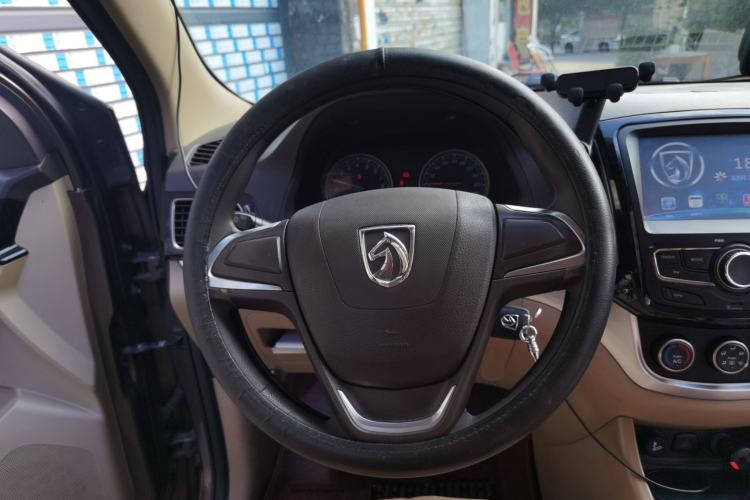 Used Baojun 730 2014 1.5L manual standard trim 7 seats Steering Wheel