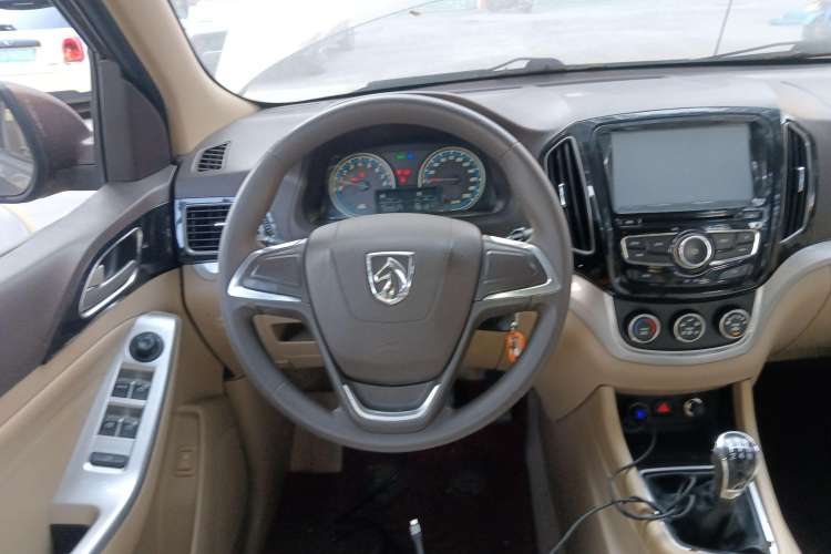 Used Baojun 730 2014 1.5L manual standard trim 7 seats Steering Wheel