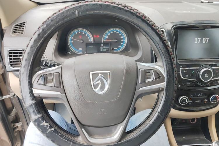 Used Baojun 730 2014 1.5L manual luxury trim 7 seats Steering Wheel