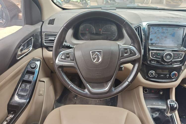 Used Baojun 730 2014 1.5L Manual Luxury Navigation ESP Version 7 Seats Steering Wheel