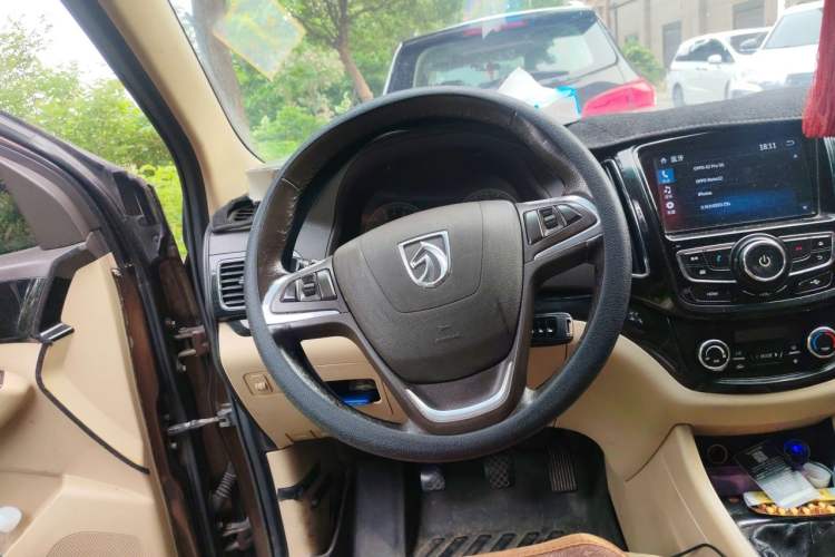 Used Baojun 730 2014 1.5L manual luxury trim 7 seats Steering Wheel