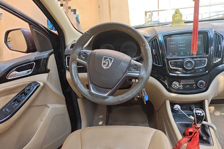 Used Baojun 730 2014 1.5L manual luxury trim 7 seats Steering Wheel