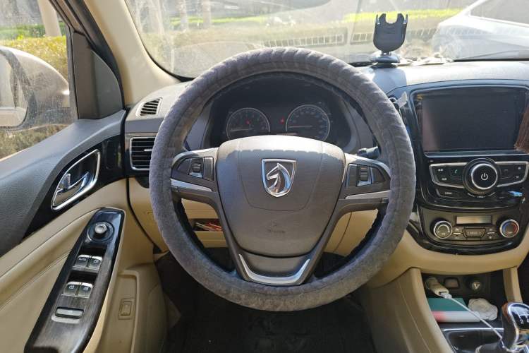 Used Baojun 730 2014 1.5L Manual Luxury Navigation ESP Version 7 Seats Steering Wheel