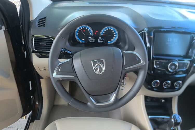 Used Baojun 730 2014 1.5L manual Comfort ESP version 7 seats Steering Wheel
