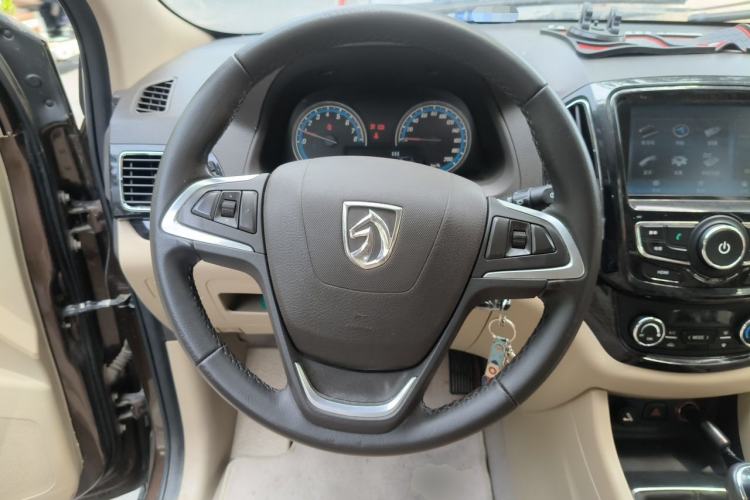 Used Baojun 730 2014 1.5L manual luxury trim 7 seats Steering Wheel