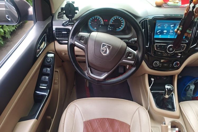 Used Baojun 730 2014 1.5L Manual Luxury Navigation ESP Version 7 Seats Steering Wheel