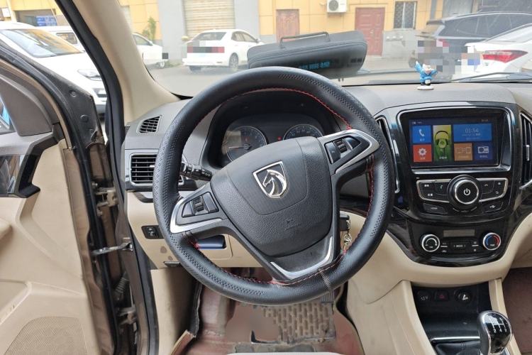 Used Baojun 730 2014 1.5L manual luxury trim 7 seats Steering Wheel