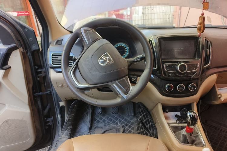 Used Baojun 730 2014 1.5L manual Comfort ESP version 7 seats Steering Wheel