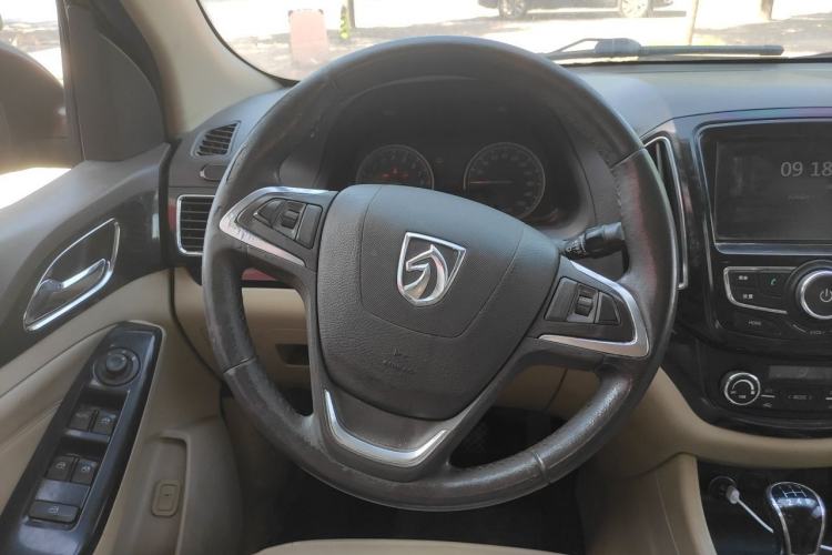 Used Baojun 730 2014 1.5L manual luxury trim 7 seats Steering Wheel