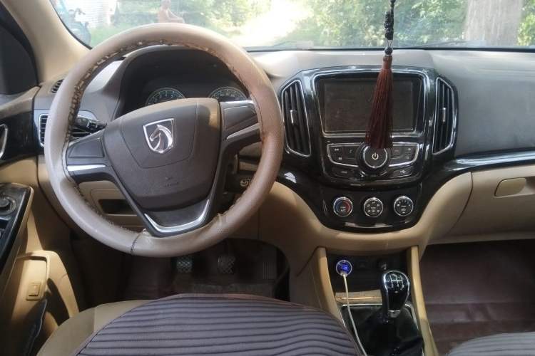 Used Baojun 730 2014 1.5L manual standard trim 7 seats Steering Wheel