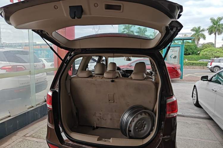 Used Baojun 730 2014 1.5L manual luxury trim 7 seats Trunk
