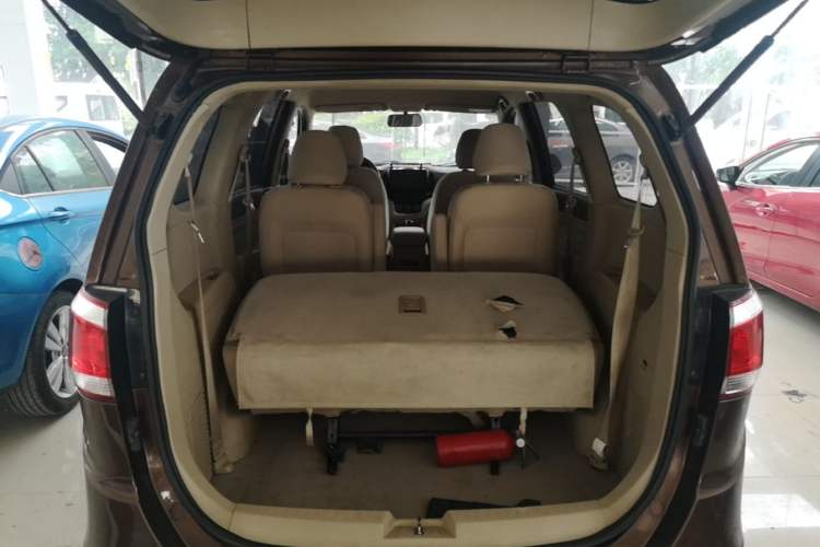Used Baojun 730 2014 1.5L manual standard trim 7 seats Trunk