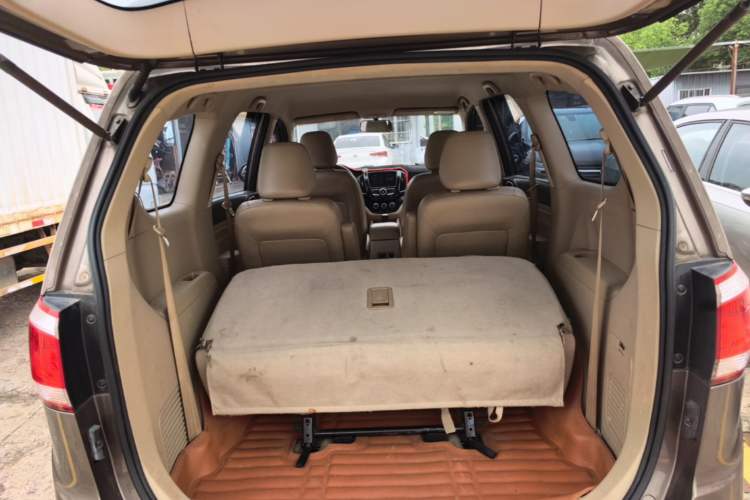 Used Baojun 730 2014 1.5L manual Comfort version 7 seats Trunk