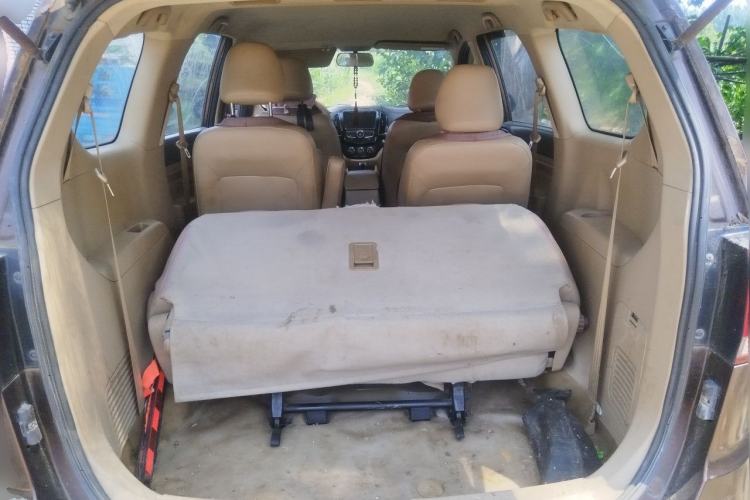 Used Baojun 730 2014 1.5L manual standard trim 7 seats Trunk