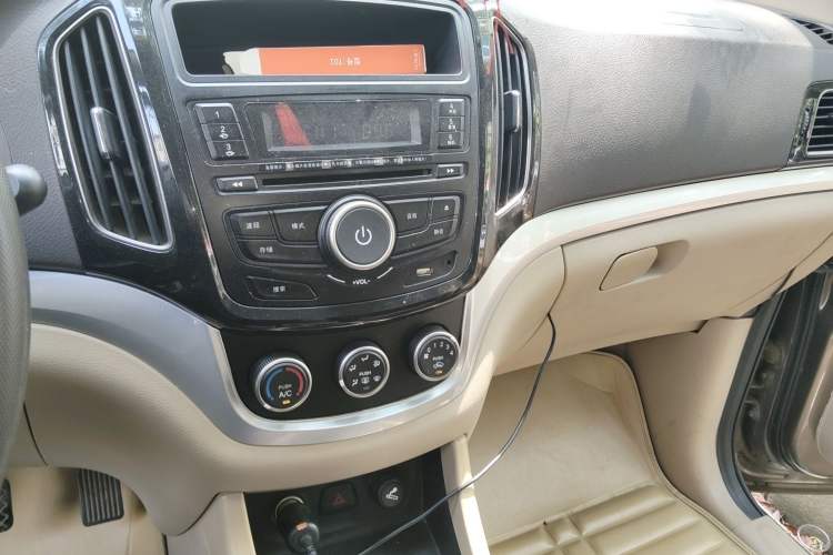 Used Baojun 730 2014 1.5L manual standard trim 7 seats Audio And AC Panel