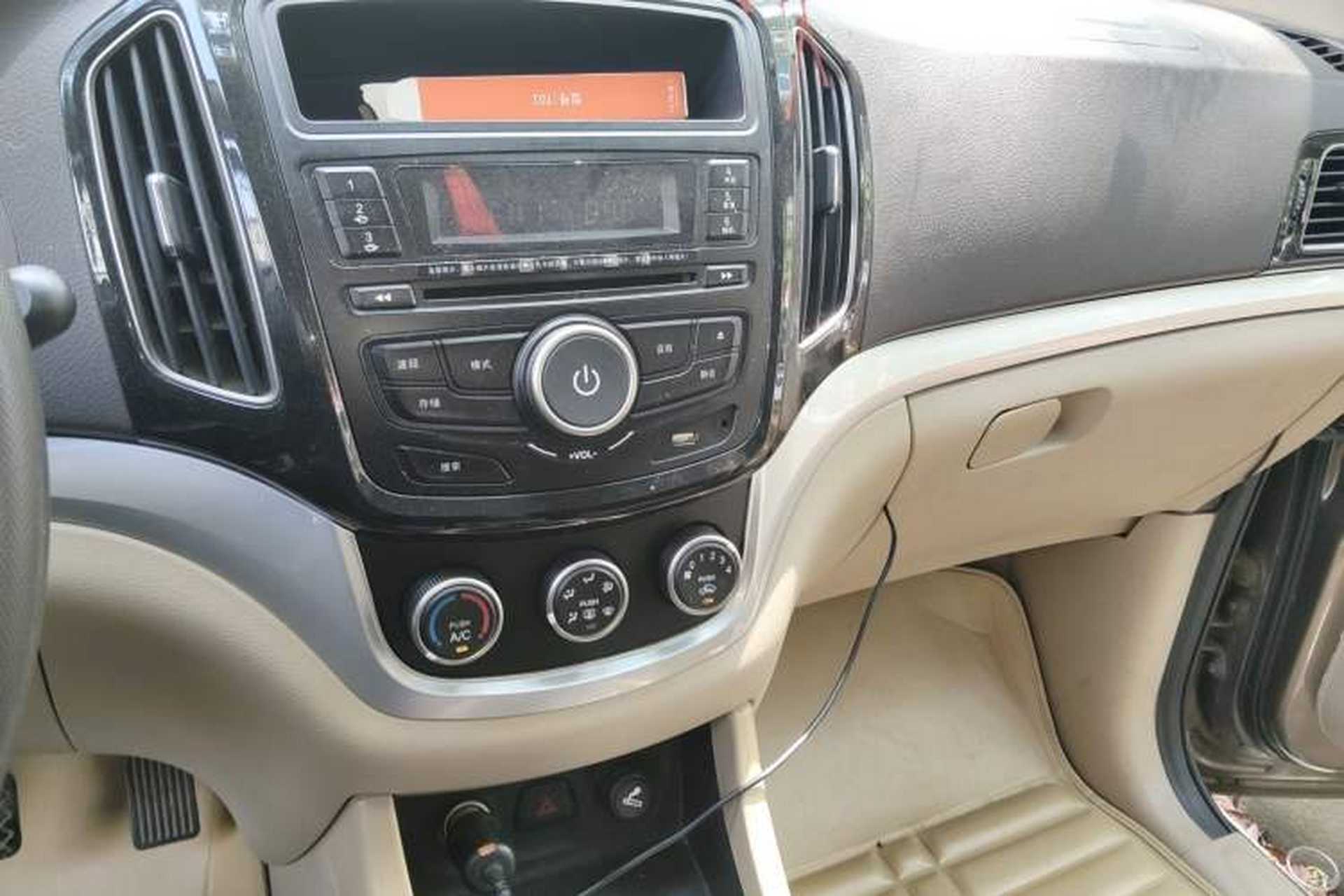 Used Baojun 730 2014 1.5L manual standard trim 7 seats Audio And AC Panel