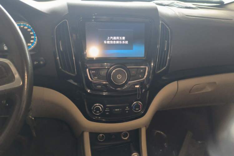 Used Baojun 730 2014 1.5L manual luxury trim 7 seats Audio And AC Panel