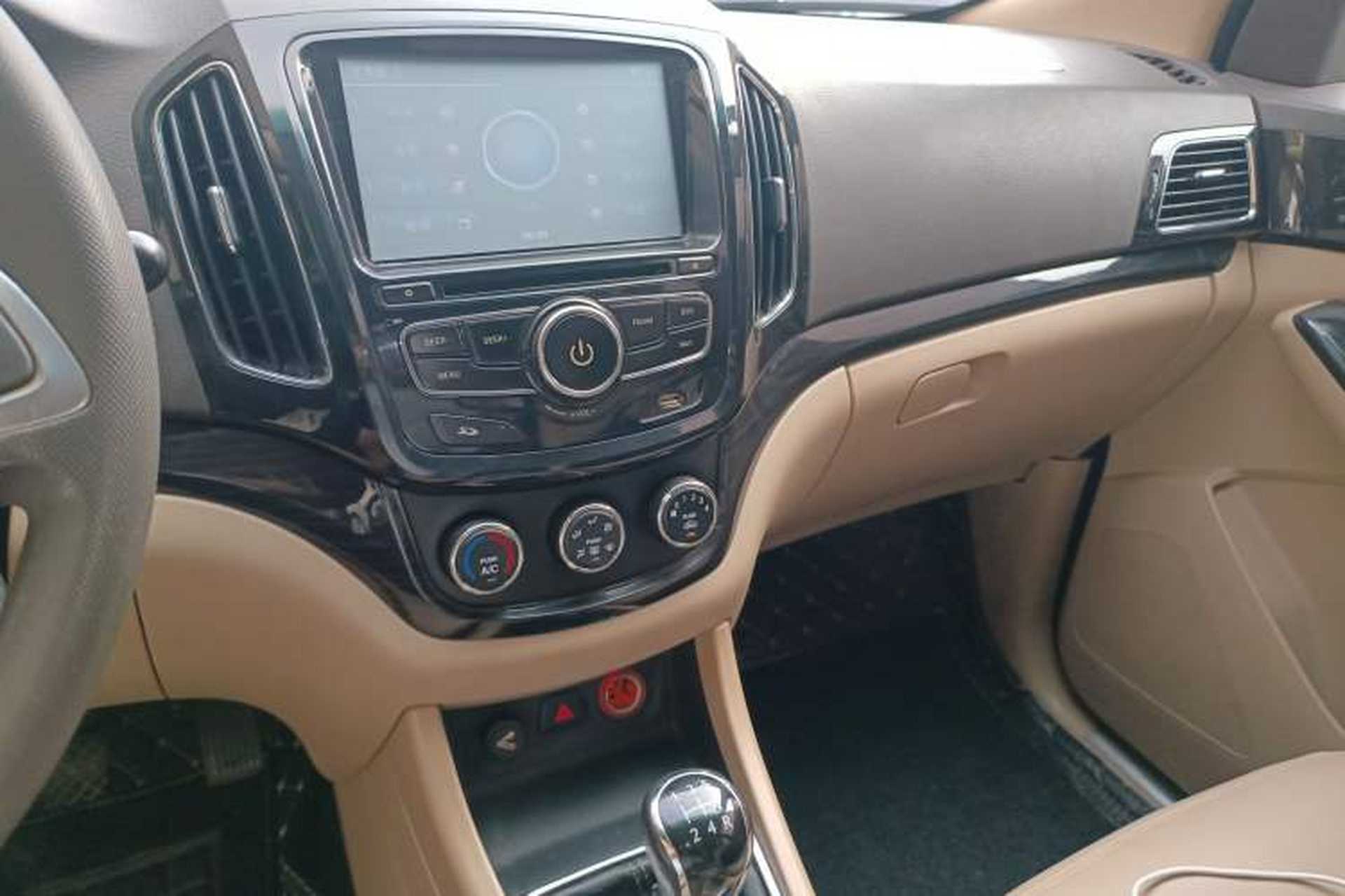 Used Baojun 730 2014 1.5L manual Comfort version 7 seats Audio And AC Panel