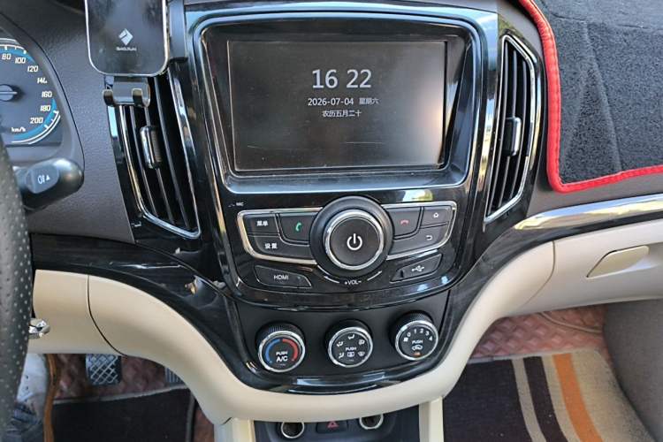 Used Baojun 730 2014 1.8L manual Comfort trim 7-seater Audio And AC Panel