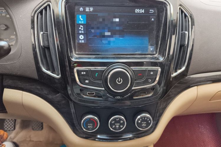 Used Baojun 730 2014 1.5L manual Comfort version 7 seats Audio And AC Panel