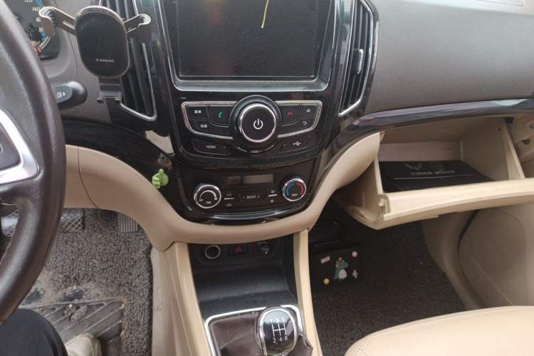 Used Baojun 730 2014 1.5L manual luxury trim 7 seats Audio And AC Panel