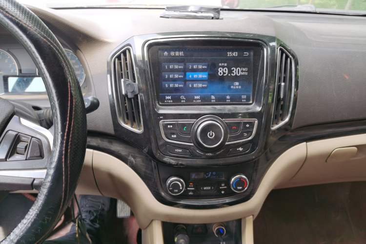 Used Baojun 730 2014 1.5L manual luxury trim 7 seats Audio And AC Panel