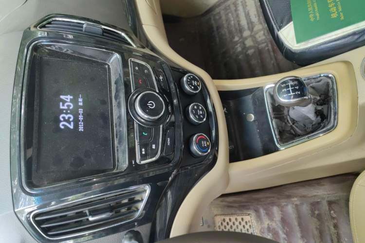Used Baojun 730 2014 1.5L manual Comfort ESP version 7 seats Audio And AC Panel