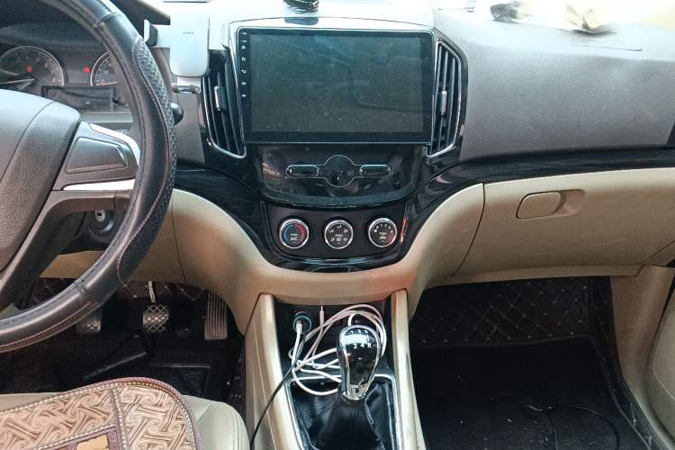 Used Baojun 730 2014 1.5L manual Comfort version 7 seats Audio And AC Panel
