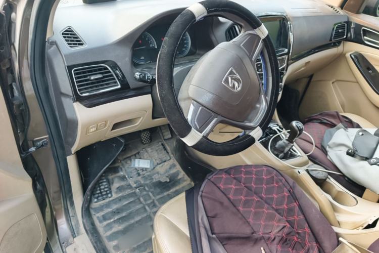 Used Baojun 730 2014 1.5L manual Comfort version 7 seats Center Console