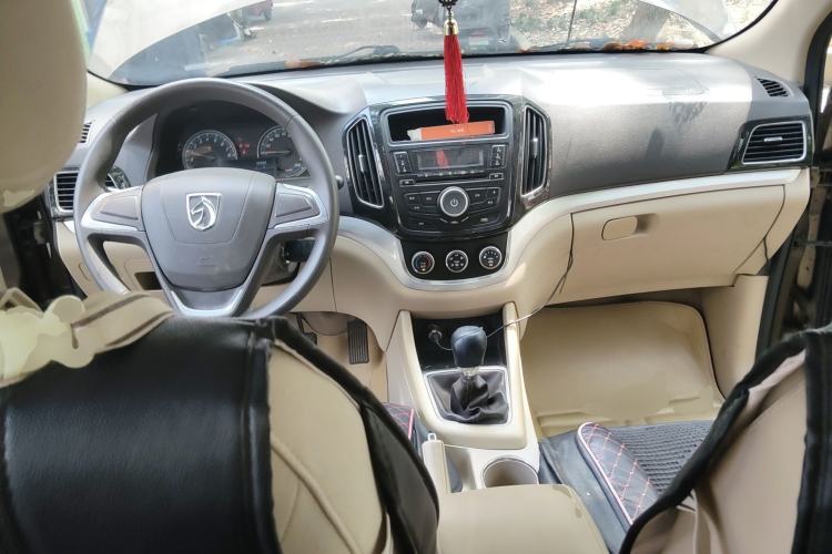 Used Baojun 730 2014 1.5L manual standard trim 7 seats Center Console