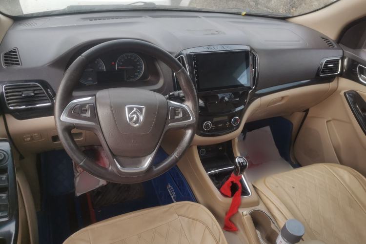 Used Baojun 730 2014 1.5L manual luxury trim 7 seats Center Console