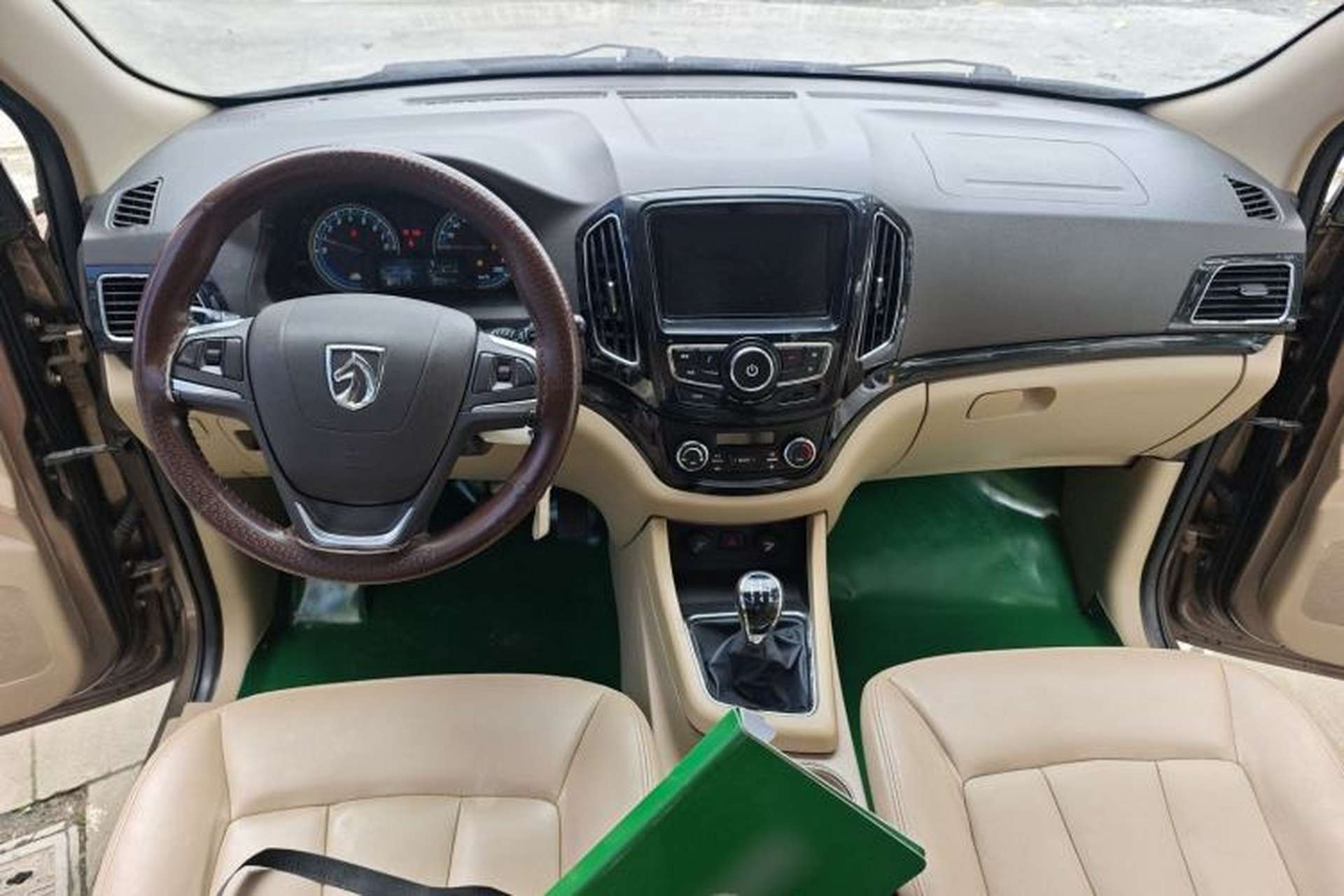 Used Baojun 730 2014 1.5L Manual Luxury Navigation ESP Version 7 Seats Center Console