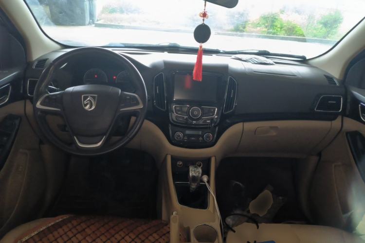 Used Baojun 730 2014 1.5L manual luxury trim 7 seats Center Console
