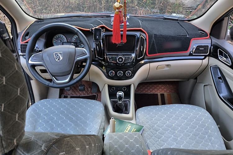 Used Baojun 730 2014 1.8L manual Comfort trim 7-seater Center Console