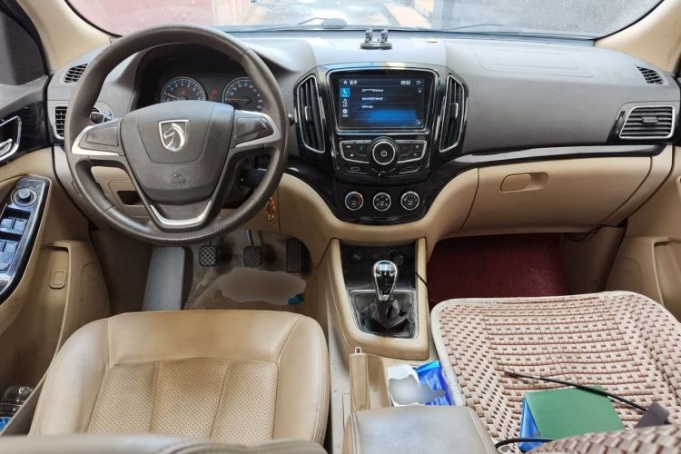 Used Baojun 730 2014 1.5L manual Comfort version 7 seats Center Console