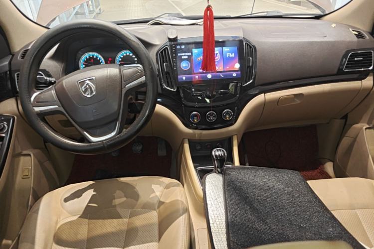 Used Baojun 730 2014 1.5L manual Comfort version 7 seats Center Console