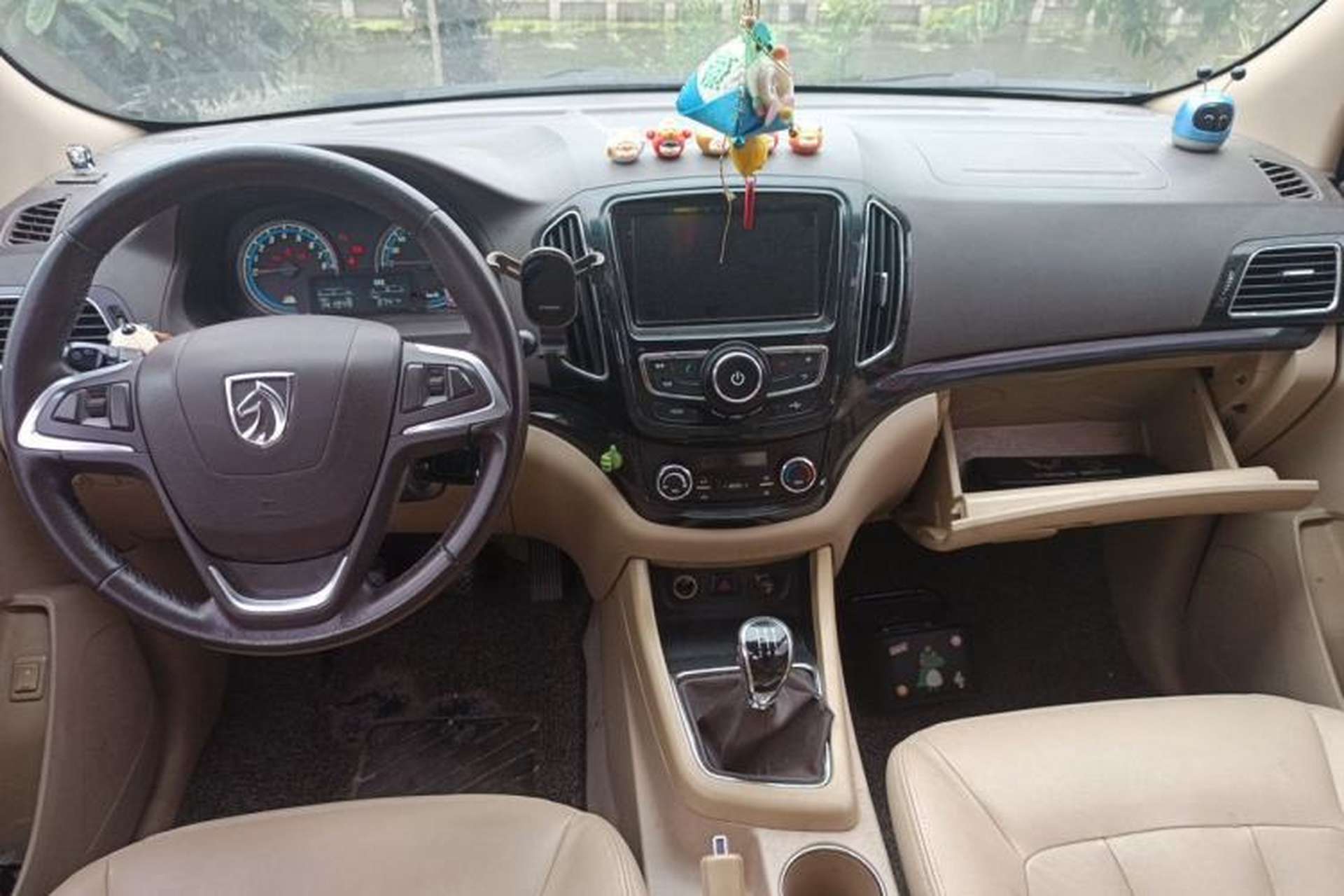 Used Baojun 730 2014 1.5L manual luxury trim 7 seats Center Console