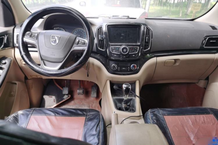 Used Baojun 730 2014 1.5L manual luxury trim 7 seats Center Console