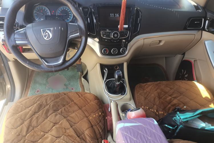 Used Baojun 730 2014 1.5L manual standard trim 7 seats Center Console