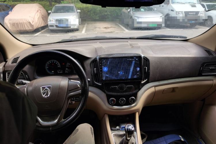 Used Baojun 730 2014 1.5L manual standard version 5 seats Center Console