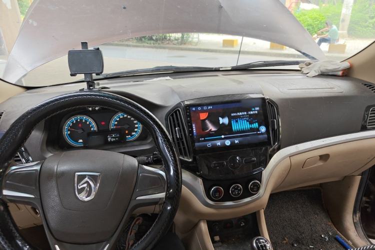 Used Baojun 730 2014 1.5L manual standard version 5 seats Center Console
