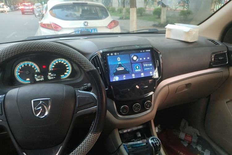 Used Baojun 730 2014 1.5L manual standard trim 7 seats Center Console