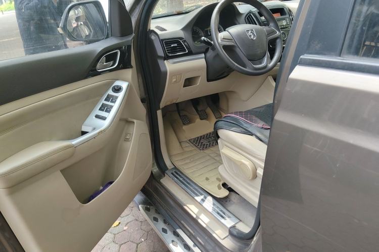 Used Baojun 730 2014 1.5L manual standard trim 7 seats Driver Seat