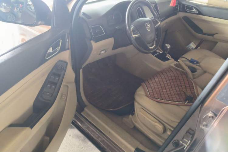 Used Baojun 730 2014 1.5L manual luxury trim 7 seats Driver Seat