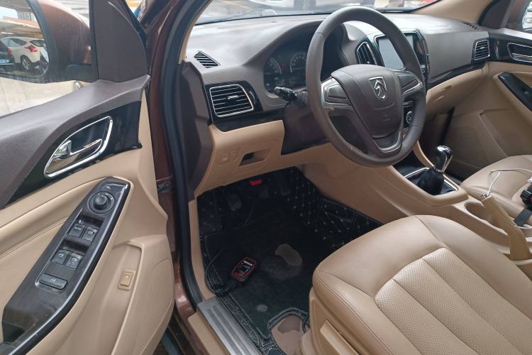 Used Baojun 730 2014 1.5L manual Comfort version 7 seats Driver Seat