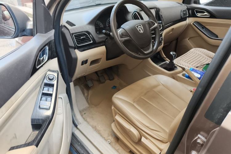 Used Baojun 730 2014 1.5L manual Comfort version 7 seats Driver Seat